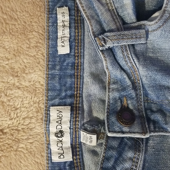 Black Daisy Kate - Picture 4 of 10